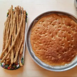 Grissini e focaccia con grano e mais macinati a pietra