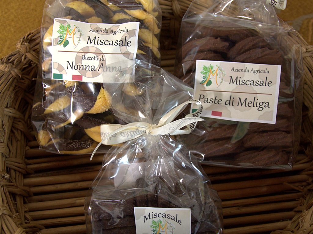 Basket with Nonna Anna biscuits, Paste di Meliga and Miscasale shortbread